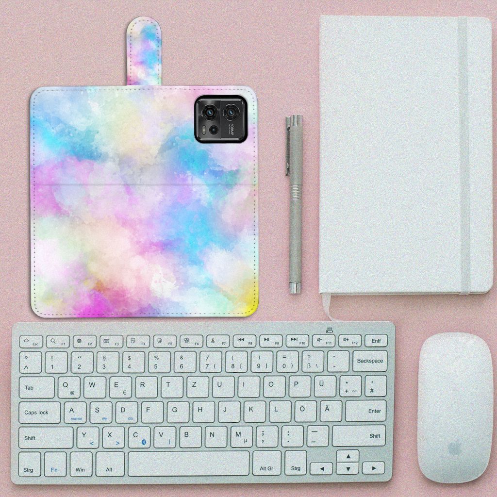 Hoesje Motorola Moto G72 Watercolor Light op een bureau met toetsenbord en notitieboek.