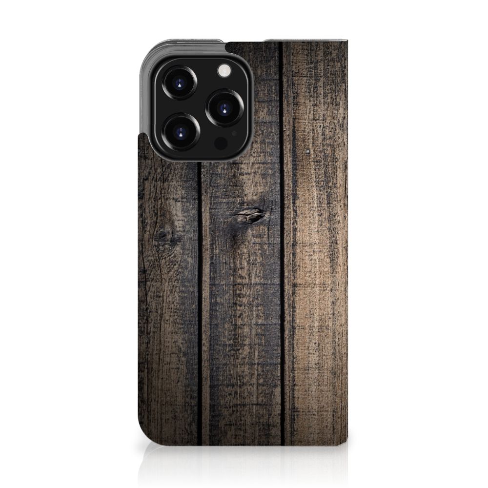iPhone 13 Pro Book Wallet Case Steigerhout met een ontwerp van verouderd steigerhout 🌲.