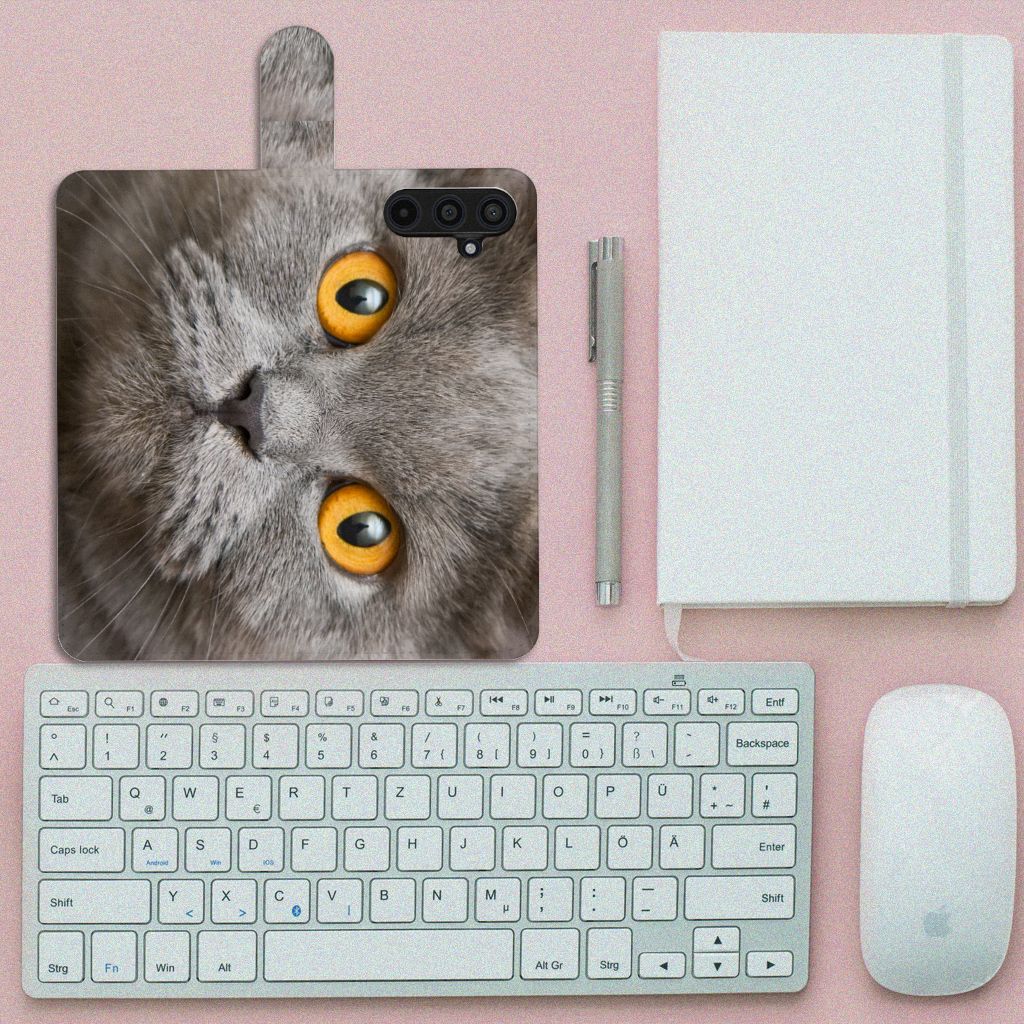Telefoonhoesje met Pasjes Samsung Galaxy M54 Britse Korthaar met grijze kat en gele ogen op bureau met toetsenbord