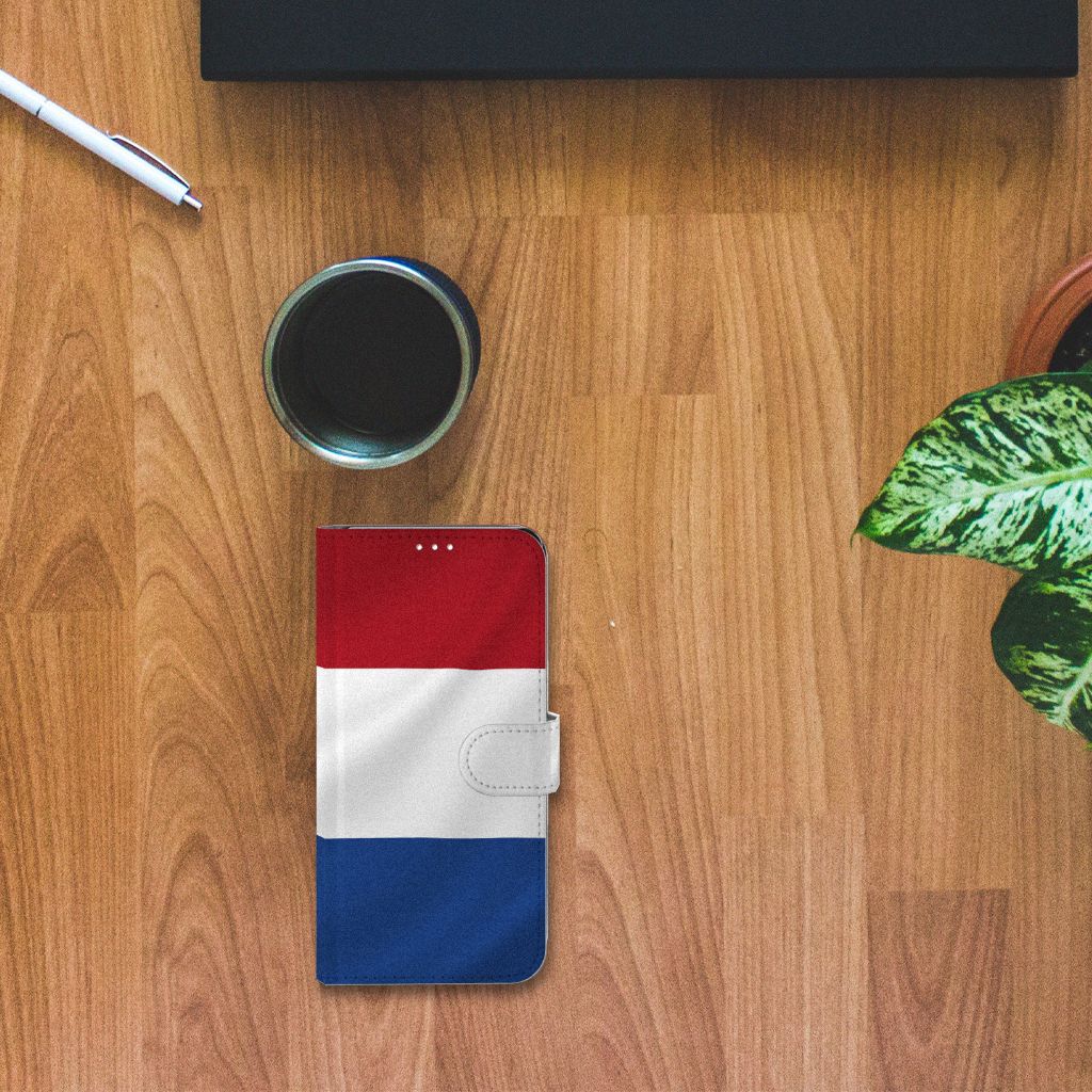 Huawei P30 Pro Bookstyle Case Nederlandse Vlag op houten tafel met een kopje koffie en planten.