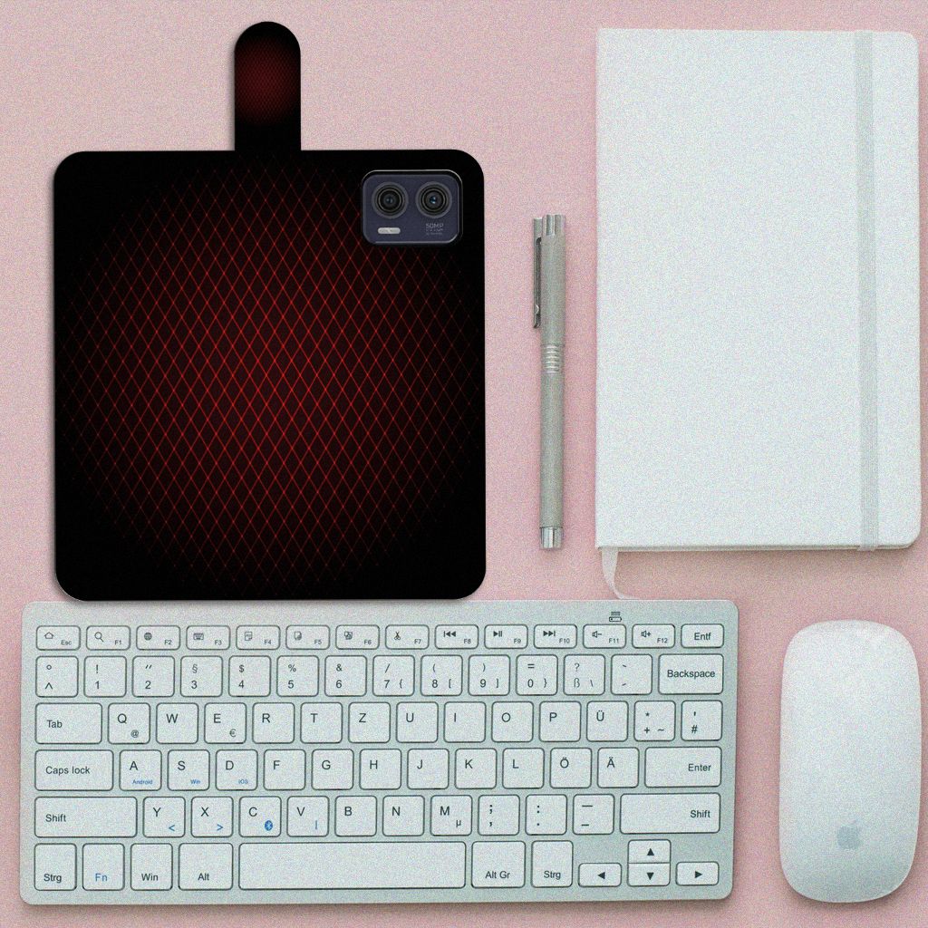 Motorola Moto G73 Telefoon Hoesje Geruit Rood op een bureau met een toetsenbord en muis.