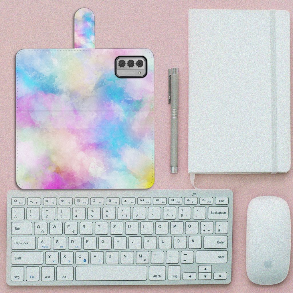 Hoesje Nokia G42 Watercolor Light met pastelkleuren op bureau met toetsenbord en notitieboek.