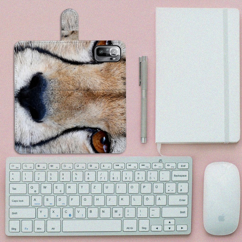 Xiaomi Redmi Note 10/10T 5G | Poco M3 Pro Telefoonhoesje met Pasjes Cheetah close-up op bureaublad met toetsenbord