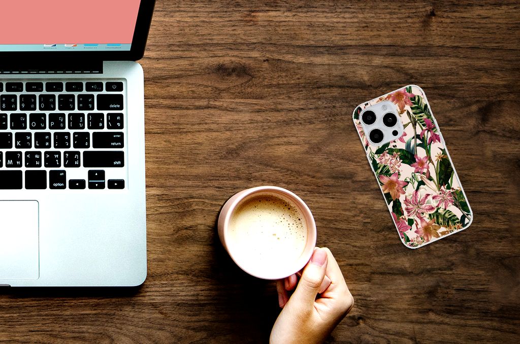 iPhone 15 Pro TPU Case Flowers naast een laptop en een mok koffie. Elegante bloemenprint voor jouw smartphone.