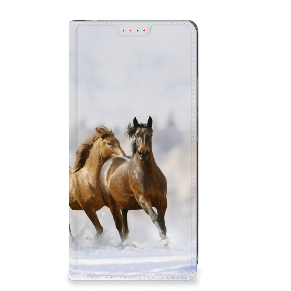 Xiaomi Redmi Note 12 Pro Plus Hoesje maken Paarden met fraaie afbeelding van rennende paarden in de sneeuw.