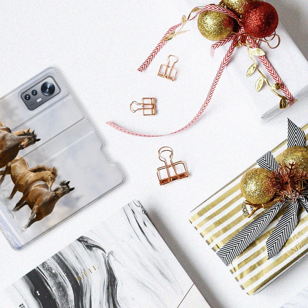 Xiaomi 12 | 12X Hoesje maken Paarden liggen op een tafel met kerstdecoraties en cadeau's.