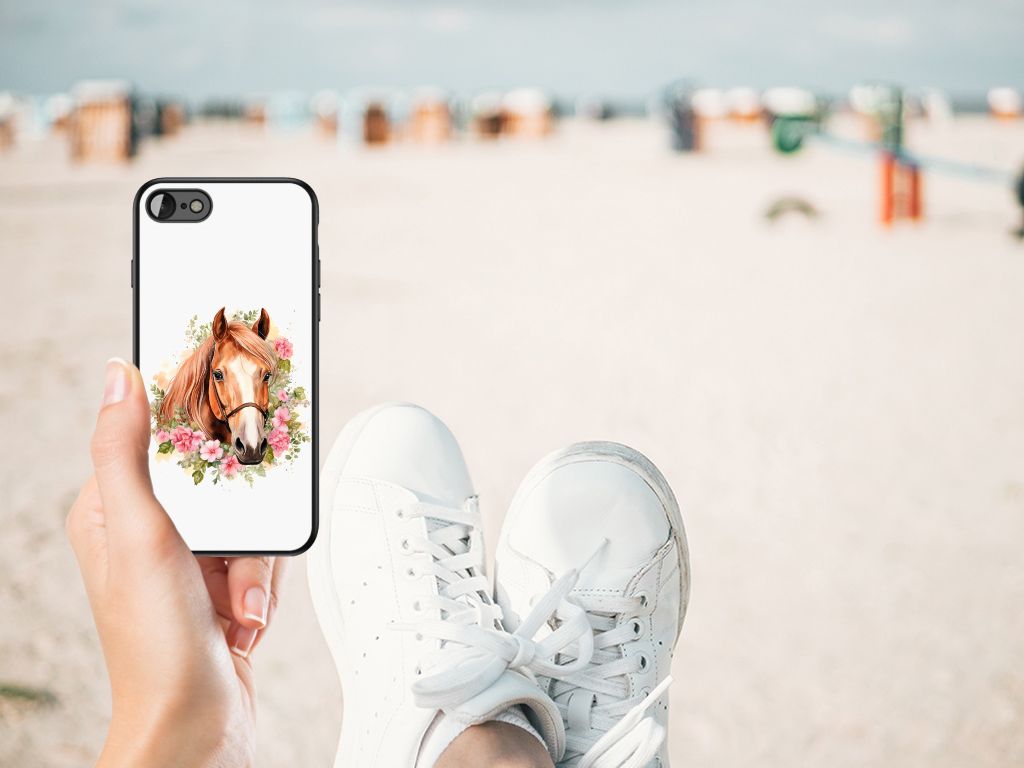 Dierenprint Telefoonhoesje voor iPhone SE 2022 | SE 2020 | 7/8 Paard in hand met sneakers op strand.