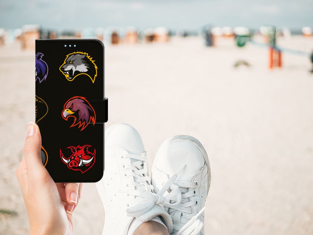 OPPO A74 4G Leuk Hoesje Cartoon met verschillende cartoon logo's op een zwarte achtergrond, vastgehouden in hand.