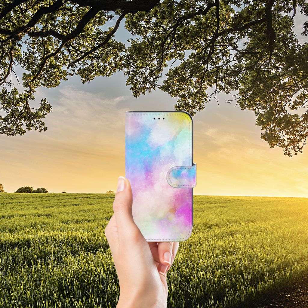 Hoesje Apple iPhone 13 Watercolor Light in hand met kleurrijke pastelkleuren voor een unieke uitstraling.