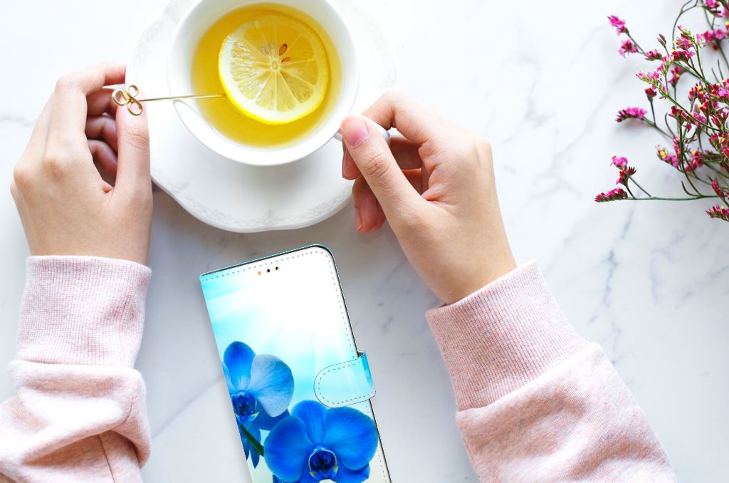 Samsung Galaxy A14 5G Hoesje Orchidee Blauw - Cadeau voor je Moeder met handen en een kopje thee.