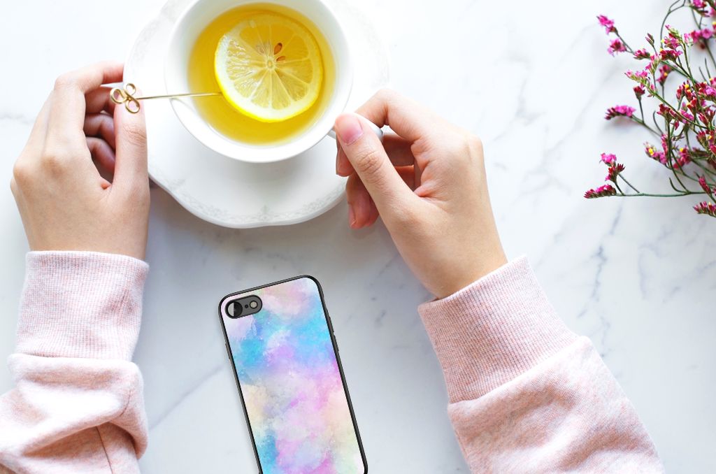 Kleurrijke Telefoonhoesje iPhone SE 2022 | SE 2020 | 7/8 Watercolor Light naast een kopje thee met citroen.