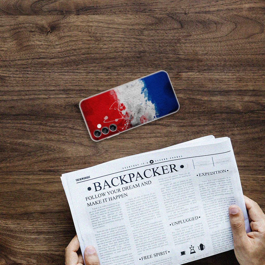 Samsung Galaxy A14 5G Hoesje Nederland met Nederlandse vlag op een houten tafel.