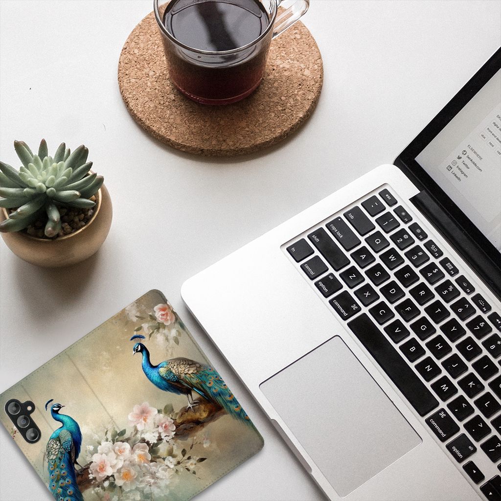 Hoesje maken voor Samsung Galaxy A14 5G Vintage Pauwen op bureau met laptop en planten.