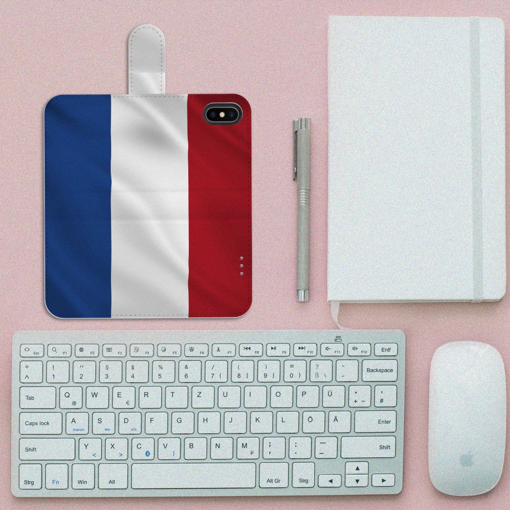 Apple iPhone X | Xs Bookstyle Case Nederlandse Vlag op een bureau met toetsenbord en muis.