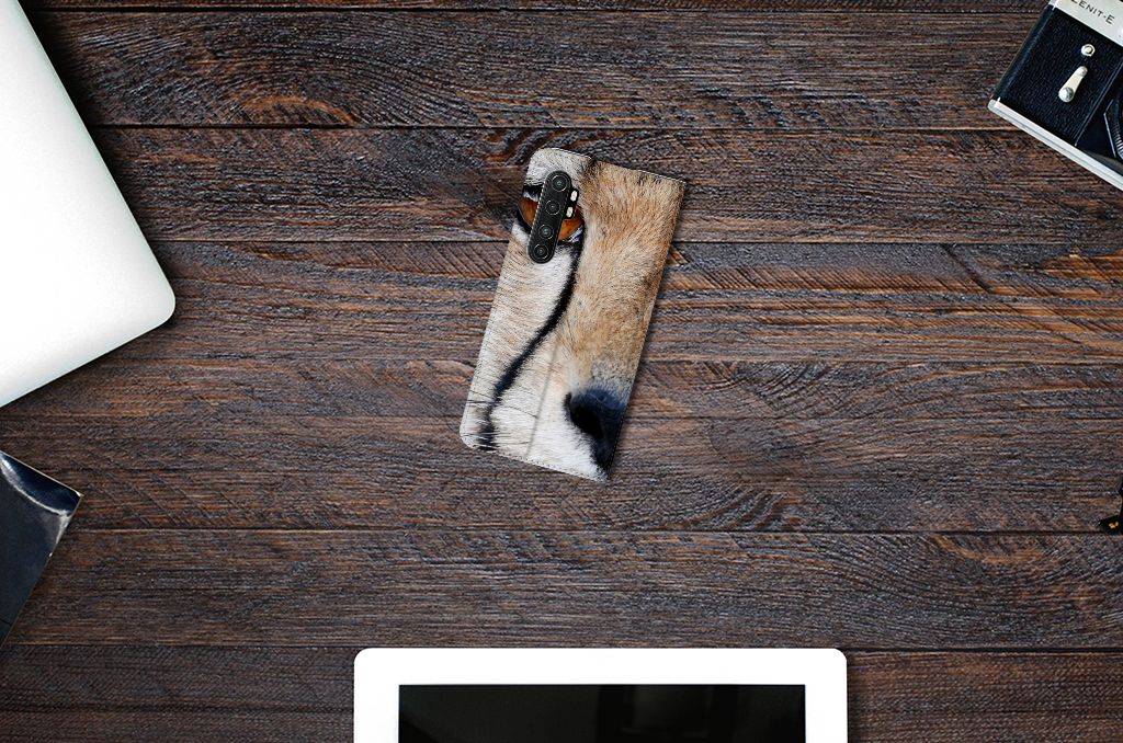 Xiaomi Mi Note 10 Lite Hoesje maken Cheetah met cheetah print op een houten tafel.