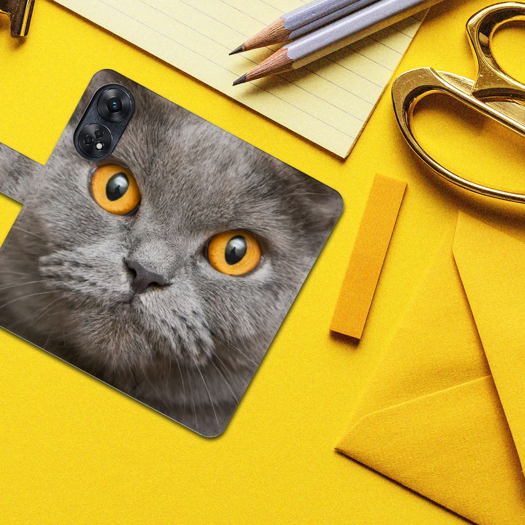 Telefoonhoesje met Pasjes OPPO Reno8 T 4G Britse Korthaar op een bureau met gele achtergrond en kantoormateriaal.