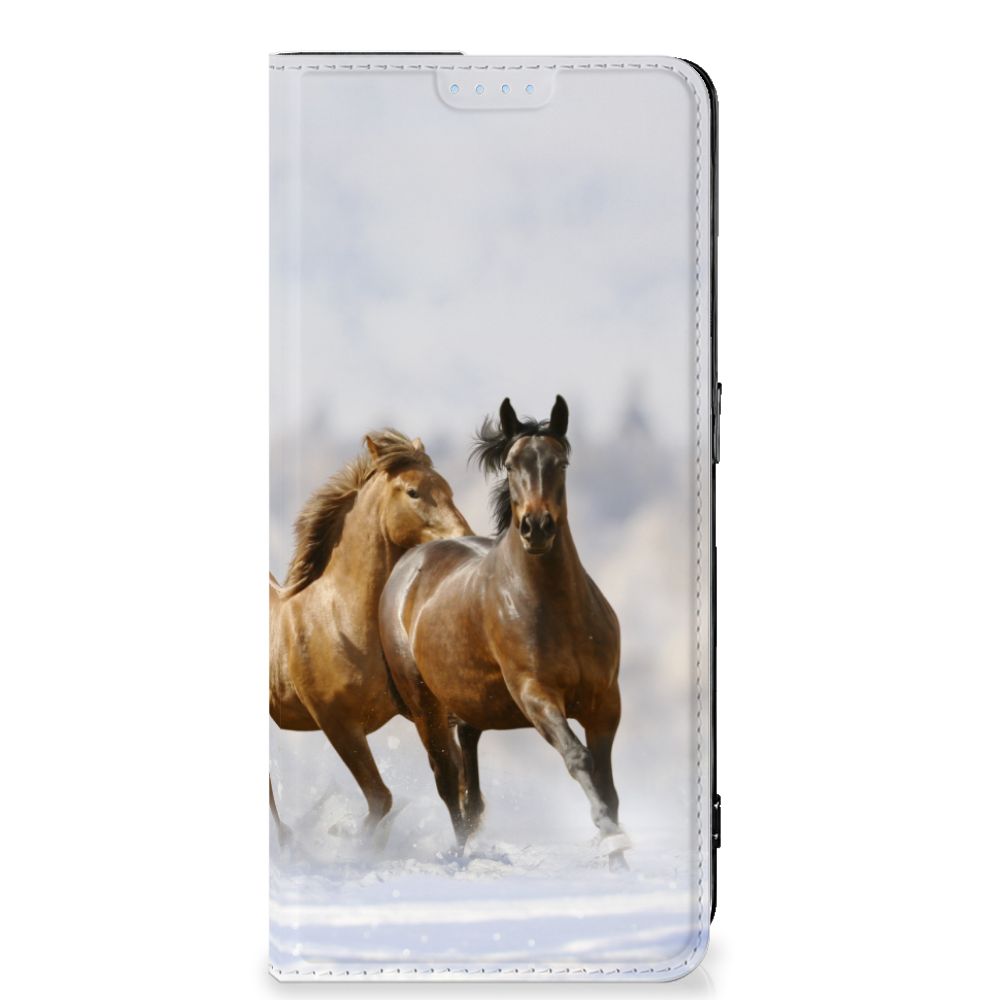 OPPO Reno8 Pro Hoesje maken Paarden met blije paarden die in een sneeuwlandschap rennen.