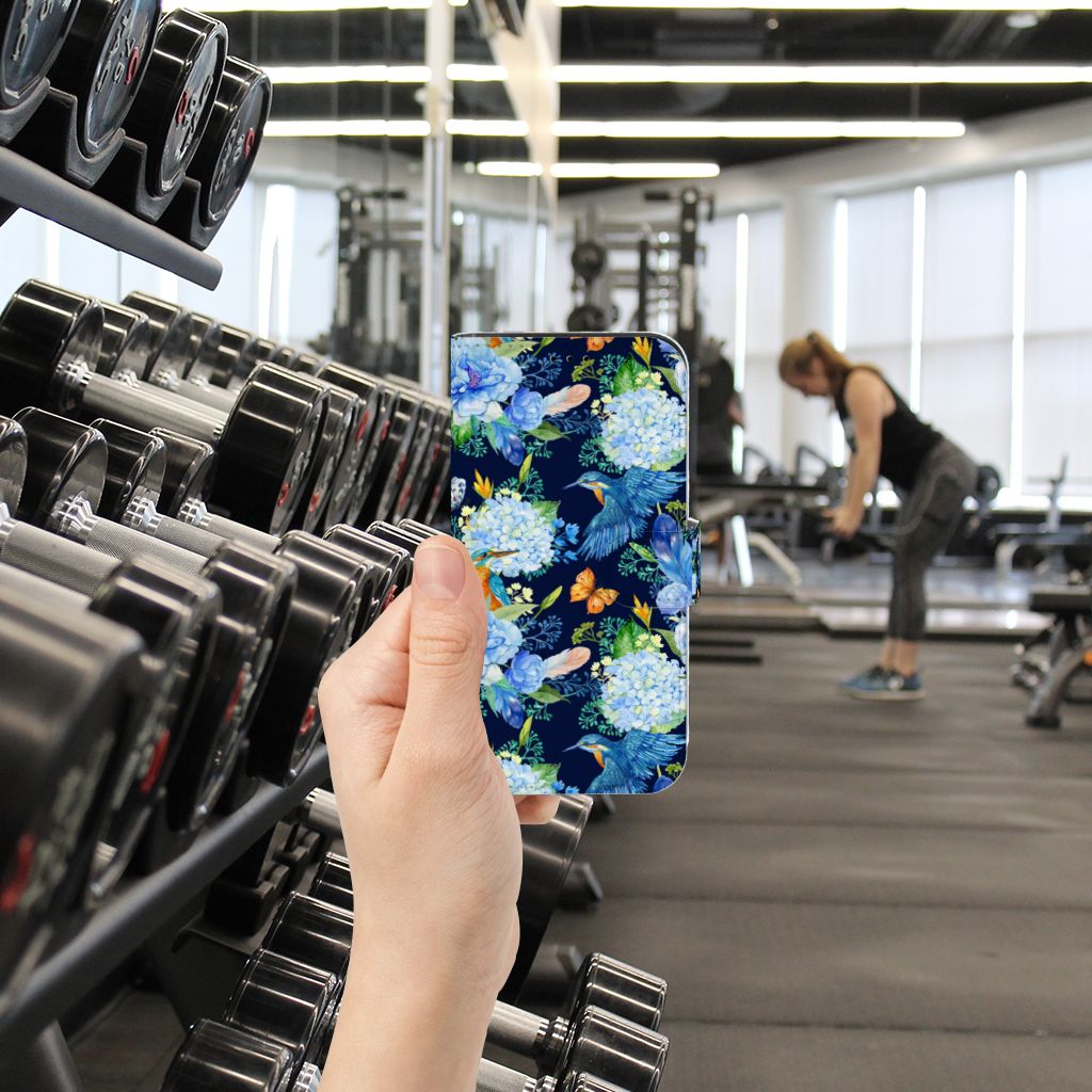 Telefoonhoesje met Pasjes voor iPhone 13 Pro IJsvogel in de gym met gewichten op de achtergrond.