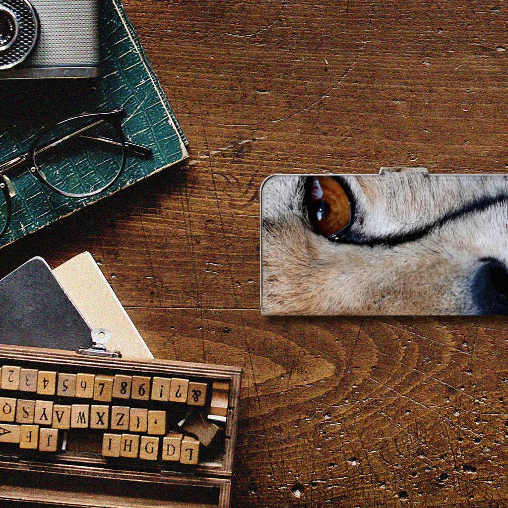 Samsung Galaxy A42 5G Telefoonhoesje met Pasjes Cheetah op houten tafel met vintage accessoires