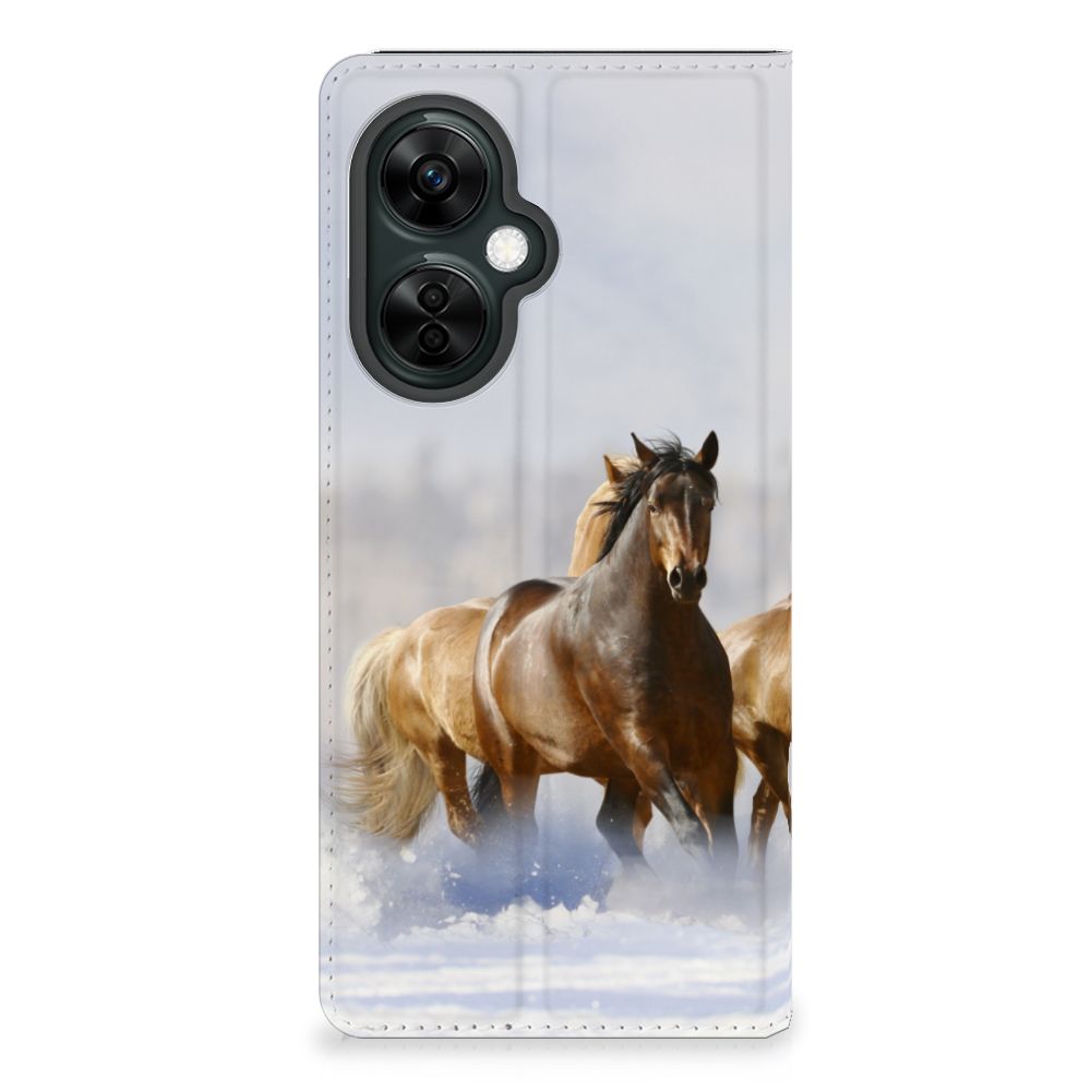 OnePlus Nord CE 3 Lite Hoesje maken Paarden met een prachtig design van rijdende paarden in de sneeuw.