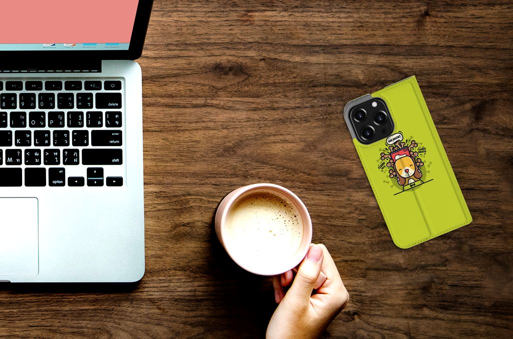 iPhone 13 Pro Magnet Case Doggy Biscuit met kleurrijk design en mok koffie op bureau