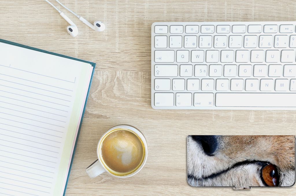 OPPO A77 5G | A57 5G Telefoonhoesje met Pasjes Cheetah close-up met bureau accessoires