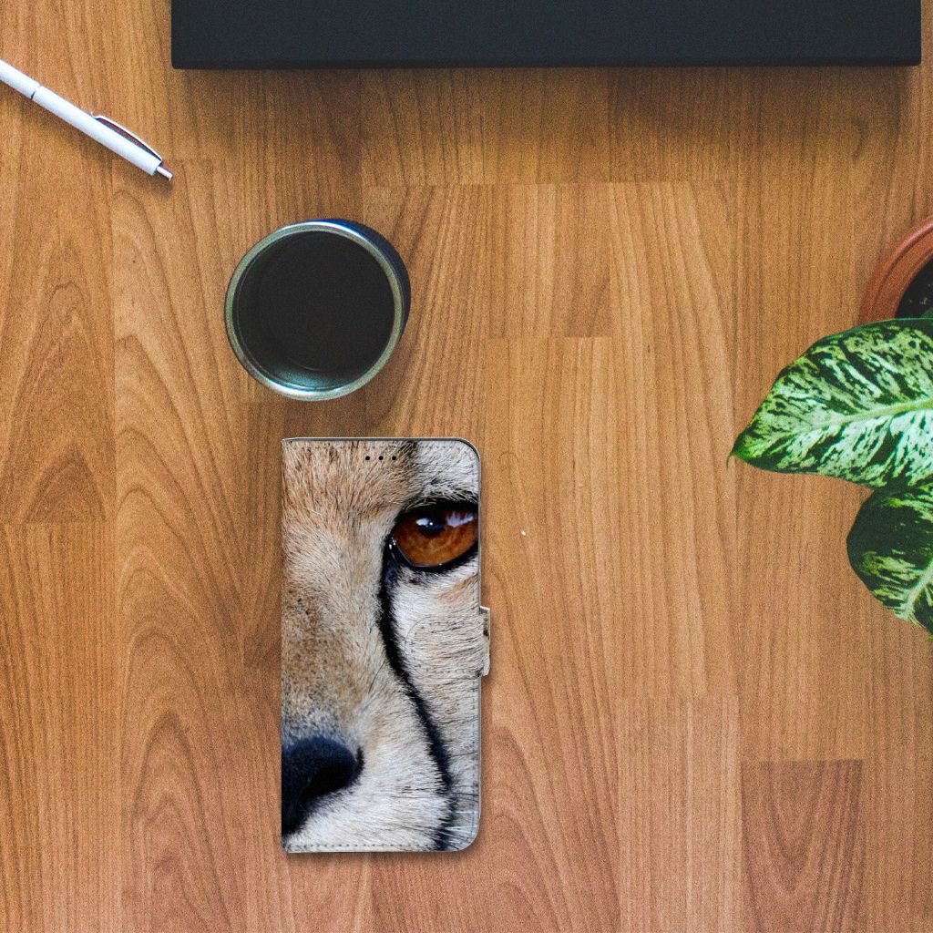 Sony Xperia 1 IV Telefoonhoesje met Pasjes Cheetah close-up van cheeta oog op houten tafel
