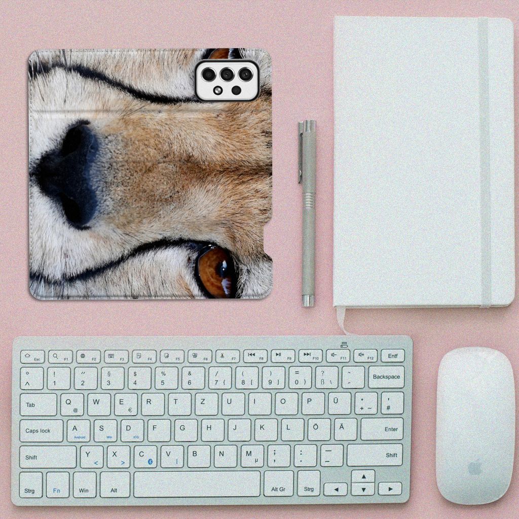 Samsung Galaxy A73 Hoesje maken Cheetah met close-up van jachtluipaard op een bureau met toetsenbord en muis.