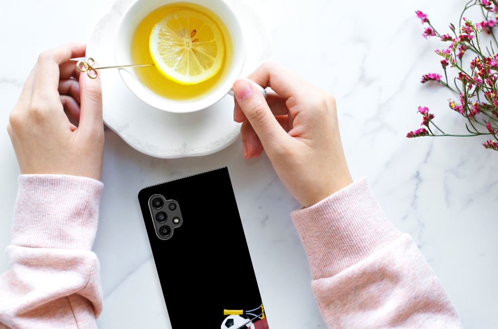 Samsung Galaxy A13 (4G) Hippe Standcase Sports met sportafbeeldingen en een houder voor pasjes.