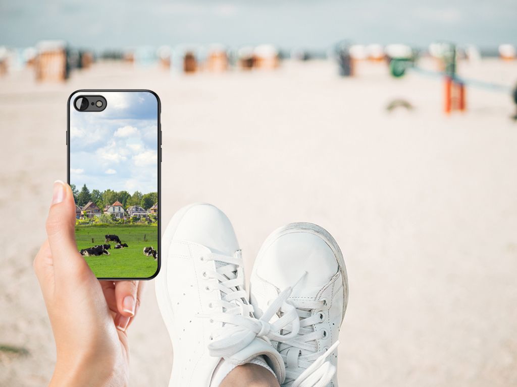 iPhone SE 2022 | SE 2020 | 7/8 Dierenprint Telefoonhoesje Koeien op het strand met sneakers.
