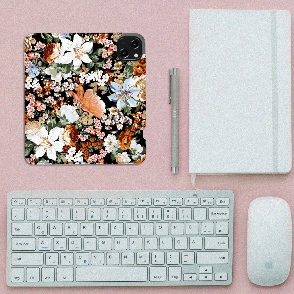 Smart Cover voor iPhone 13 Dark Flowers op bureau met toetsenbord en notitieboekje.
