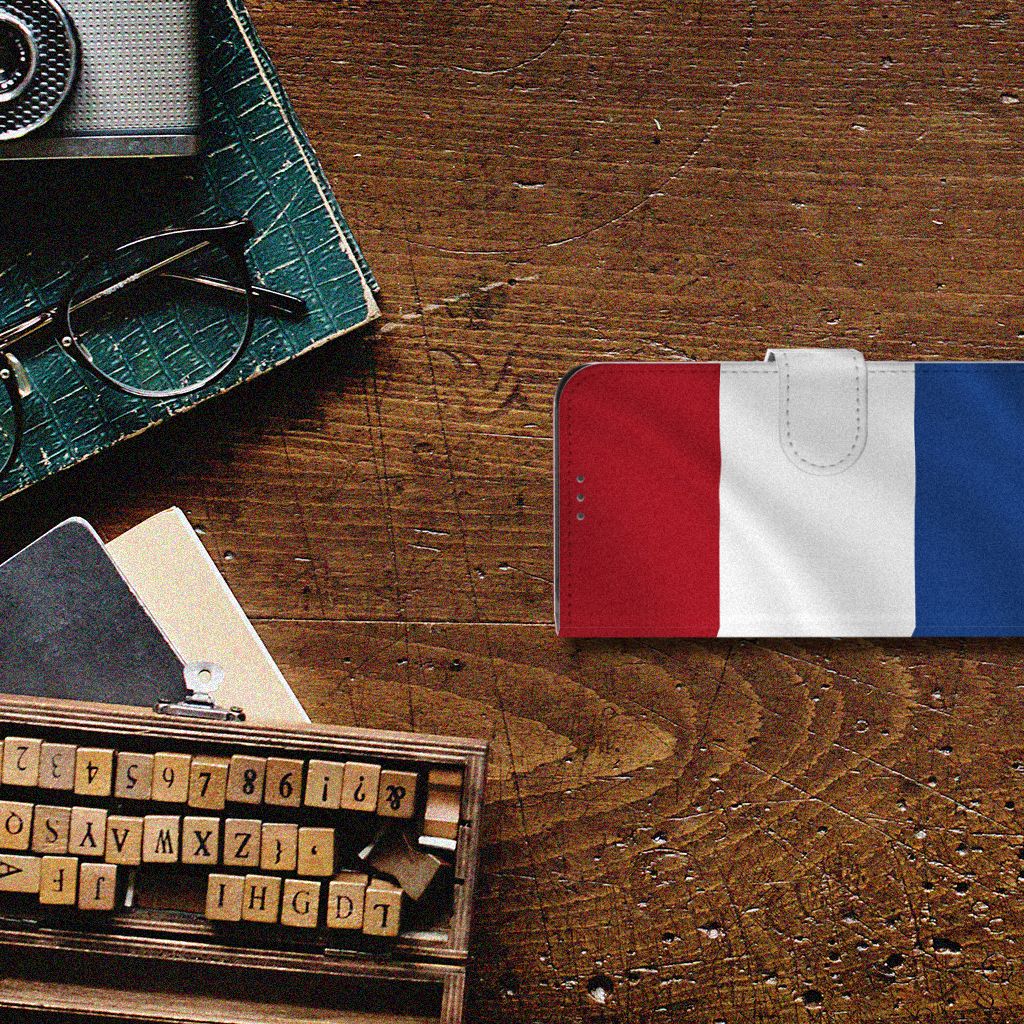 Samsung Galaxy Xcover 5 Bookstyle Case Nederlandse Vlag op een houten tafel met vintage accessoires.