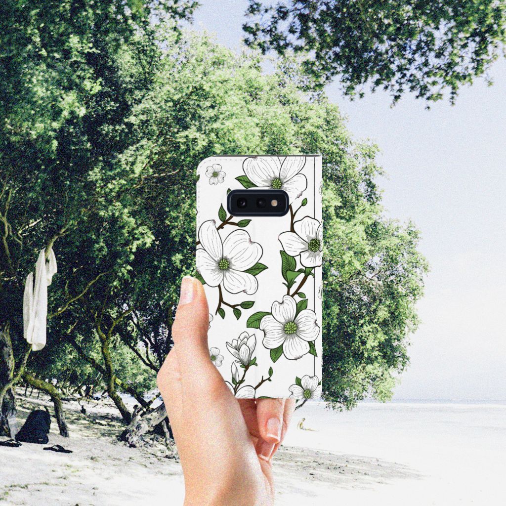 Samsung Galaxy S10e Smart Cover Dogwood Flowers