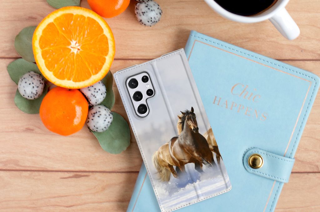 Samsung Galaxy S22 Ultra Hoesje maken Paarden op een tafel met fruit en koffie.