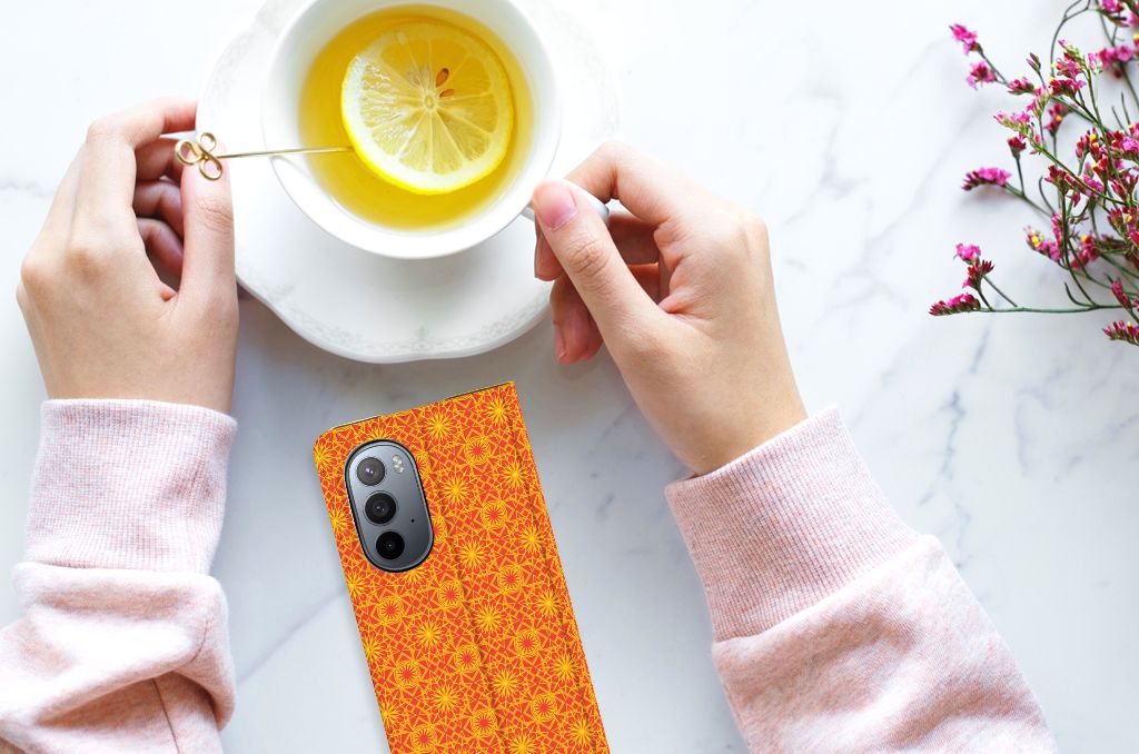 Motorola Edge 30 Pro Hoesje met Magneet Batik Oranje - B2C Telecom