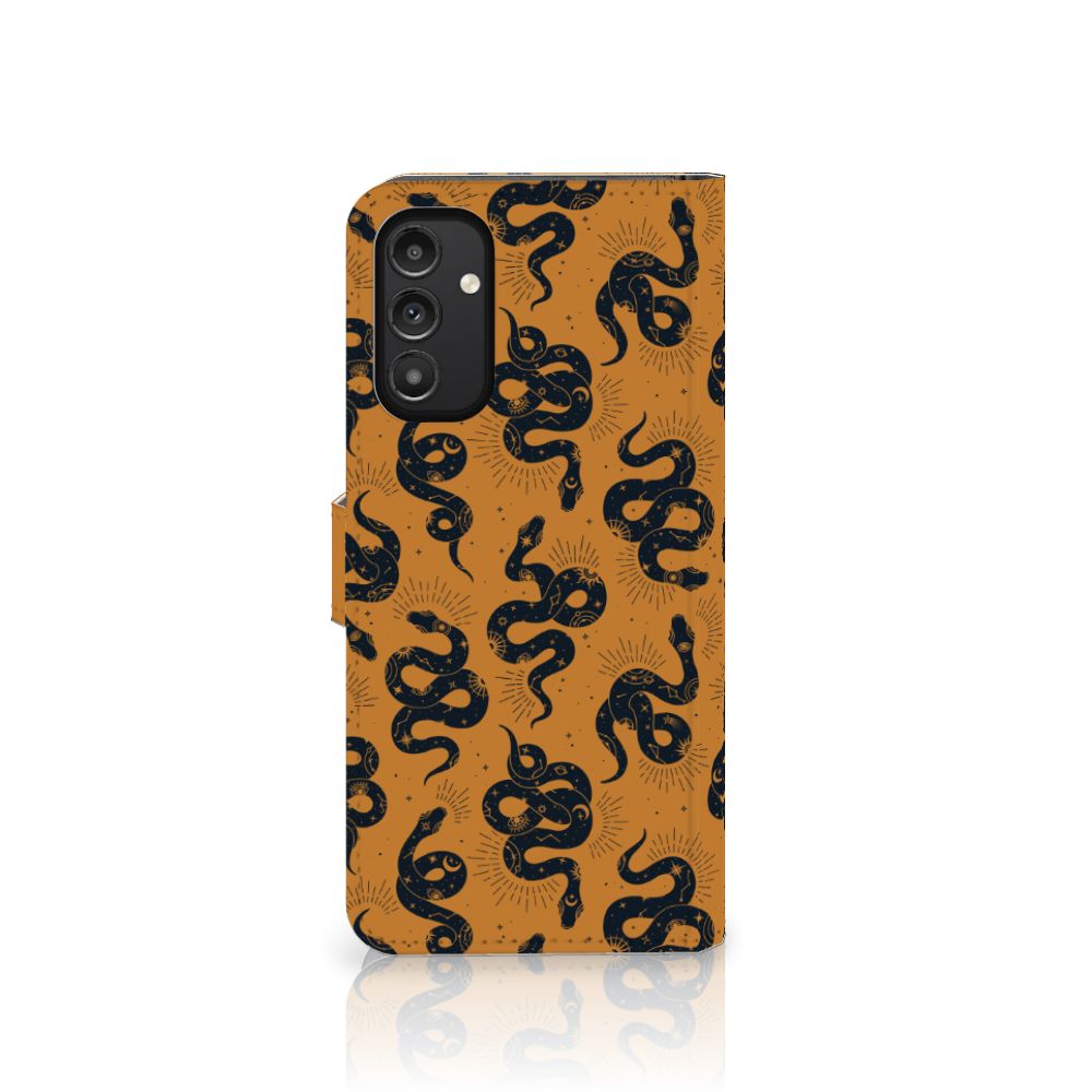 Telefoonhoesje met Pasjes voor Samsung Galaxy A14 5G Snakes met slangenprint op een bruine achtergrond.