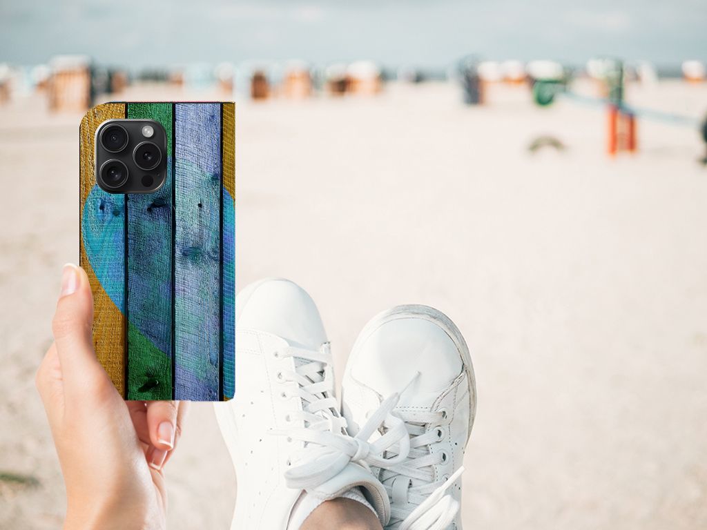iPhone 15 Pro Book Wallet Case Wood Heart - Cadeau voor je Vriend met kleurrijk houtontwerp op een strand