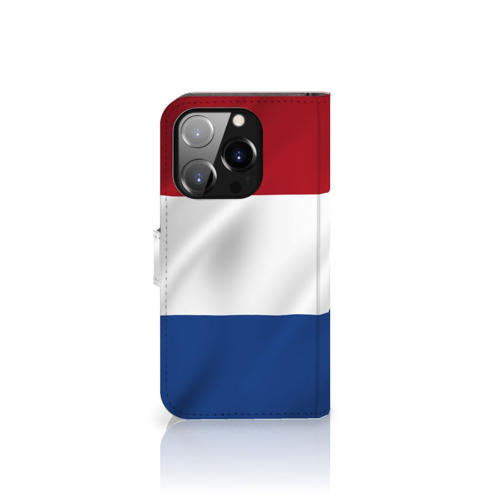iPhone 14 Pro Bookstyle Case Nederlandse Vlag met artistiek design van de Nederlandse vlag.