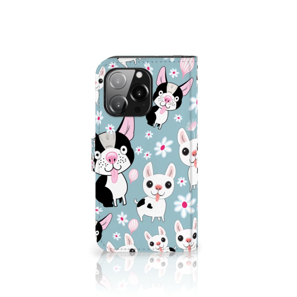 iPhone 13 Pro Telefoonhoesje met Pasjes Hondjes met schattige cartoon hondjes en bloemen op een blauwe achtergrond.