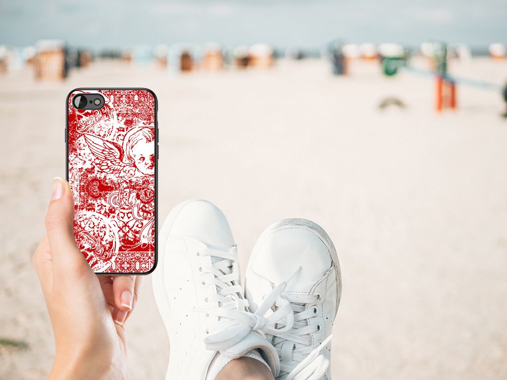 Telefoonhoesje iPhone SE 2022 | SE 2020 | 7/8 Angel Skull Rood in hand op het strand met sneakers.