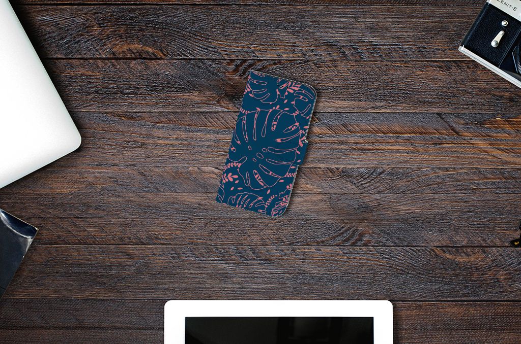 Apple iPhone 13 Hoesje Palm Leaves op een houten tafel, elegant ontwerp met palmbladeren 🌴.