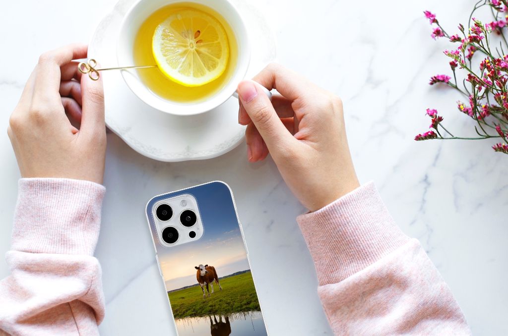 iPhone 15 Pro Max TPU Hoesje Koe met een koe en ondergang van de zon op de achtergrond 🌅