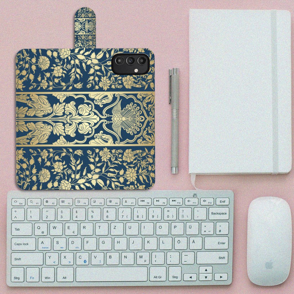 Samsung Galaxy A14 5G Hoesje Beige Flowers op een bureau met toetsenbord en notitieboek
