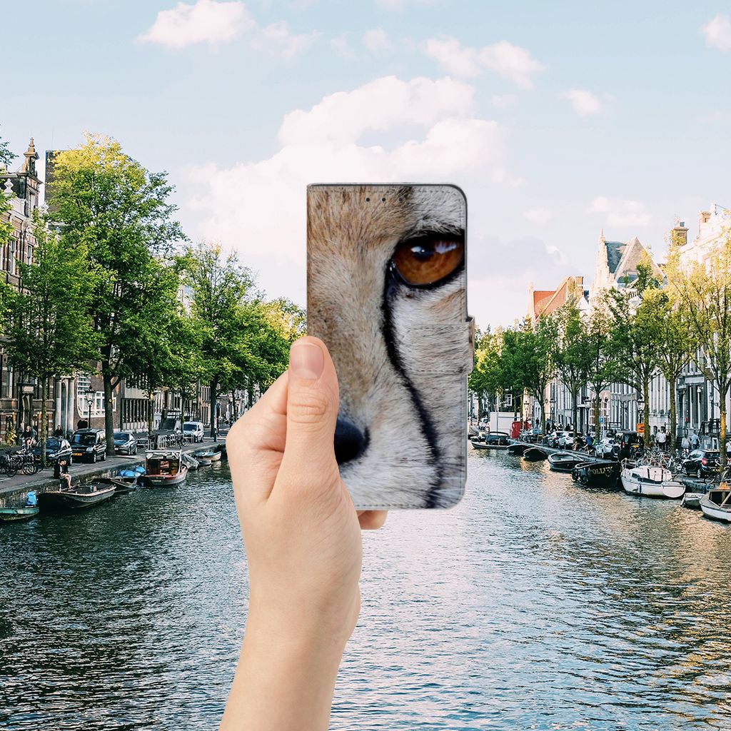 Alcatel 1S 2020 Telefoonhoesje met Pasjes Cheetah in hand met stadsachtergrond