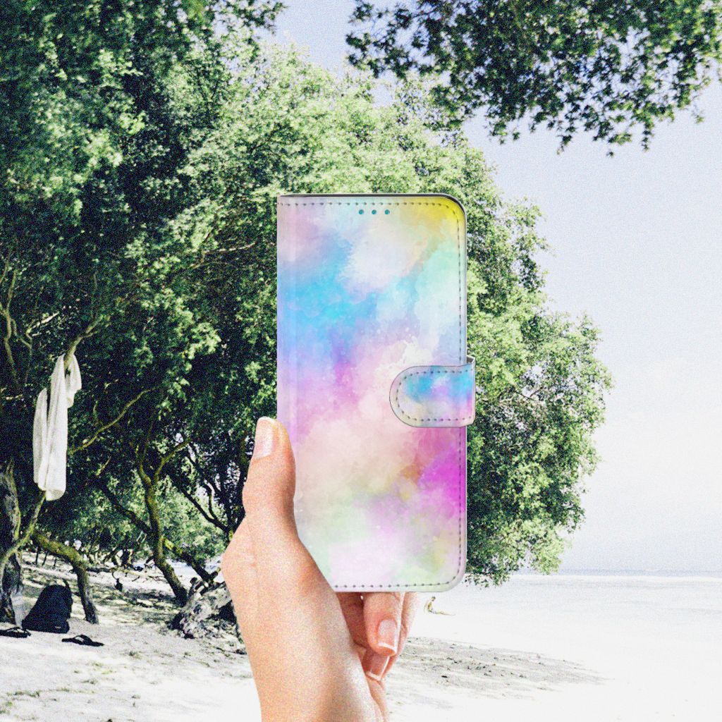 Hoesje Samsung Galaxy A73 5G Watercolor Light met pastelkleuren in hand op een strand.