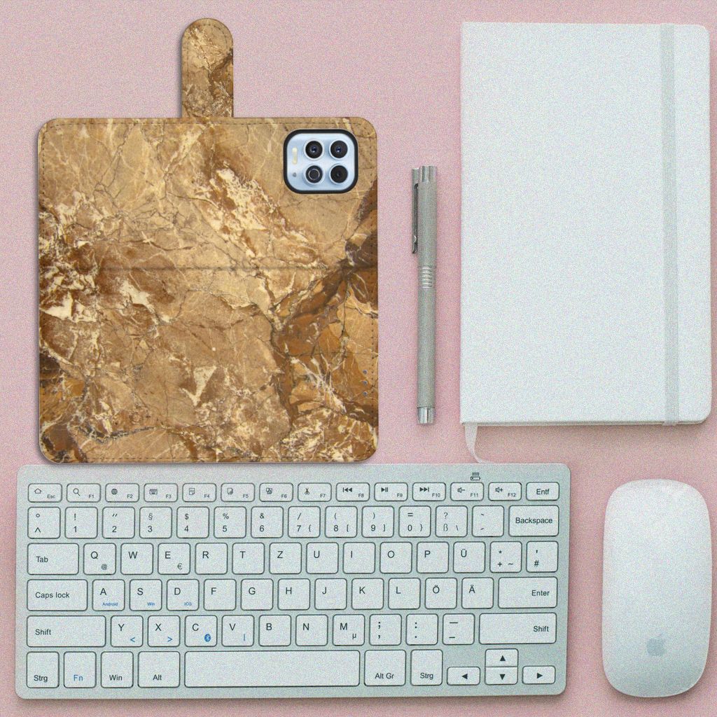 Motorola Moto G100 Bookcase Marmer Creme op een bureau met toetsenbord en muis.