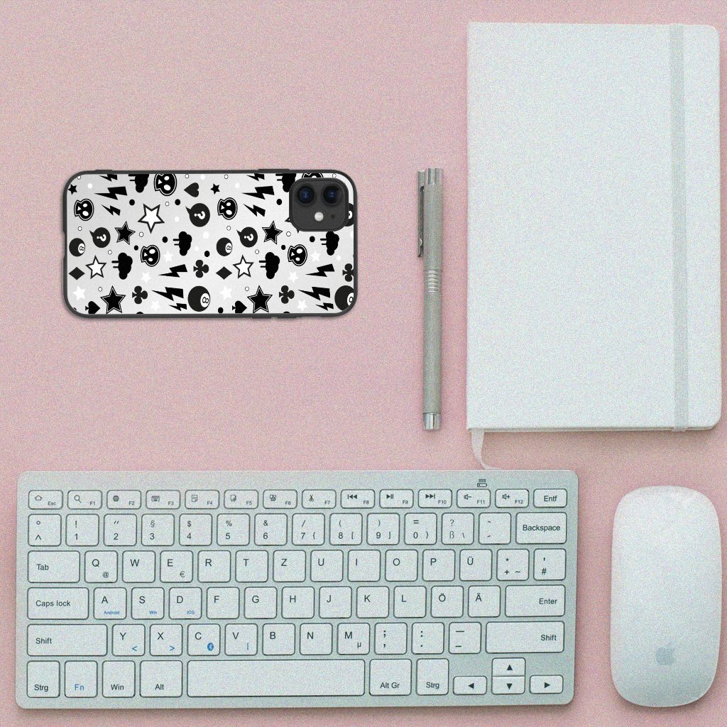 Telefoonhoesje iPhone 11 Silver Punk op bureau met toetsenbord en notitieboekje, opvallend design in skulls collectie.
