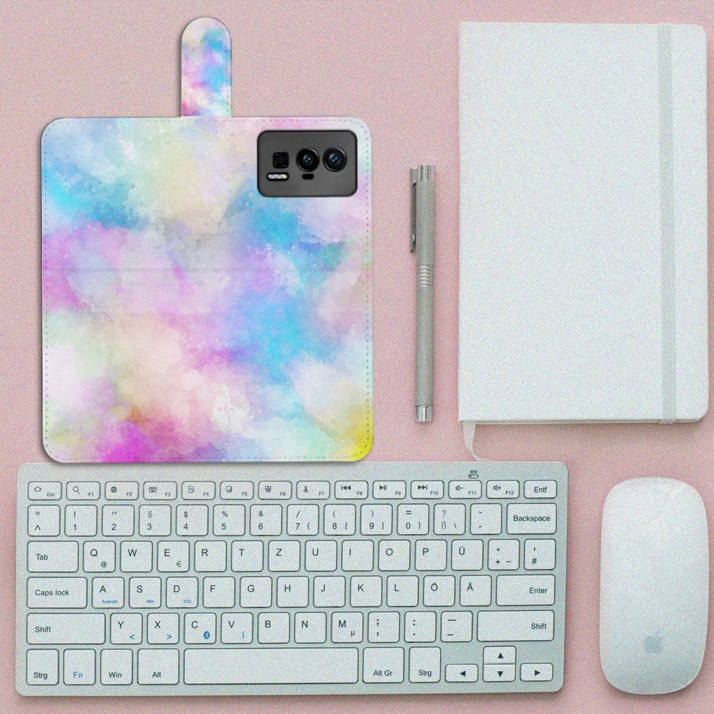 Hoesje Xiaomi Poco F5 Pro Watercolor Light met pastelkleuren op een bureaublad naast toetsenbord en notitieboek.