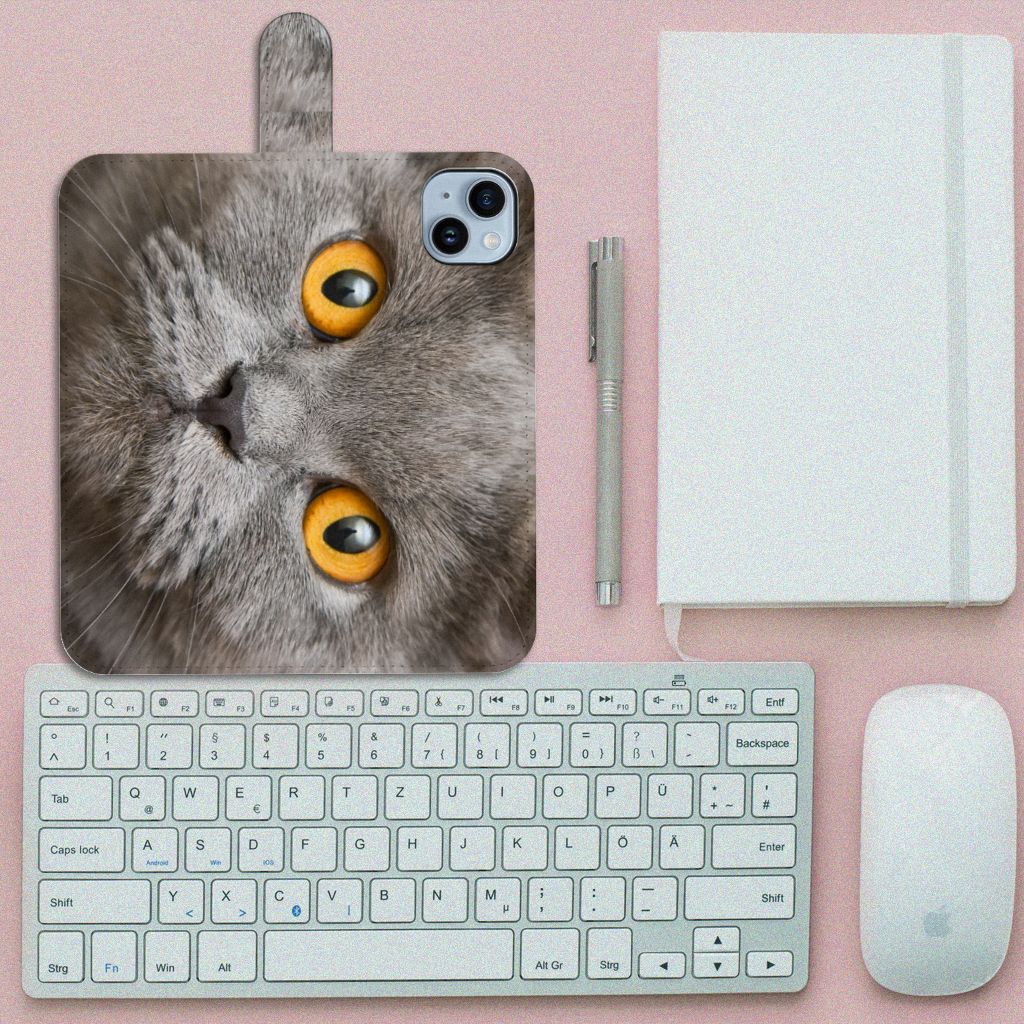 Telefoonhoesje met Pasjes iPhone 15 Plus Britse Korthaar op een werkblad met toetsenbord en muis