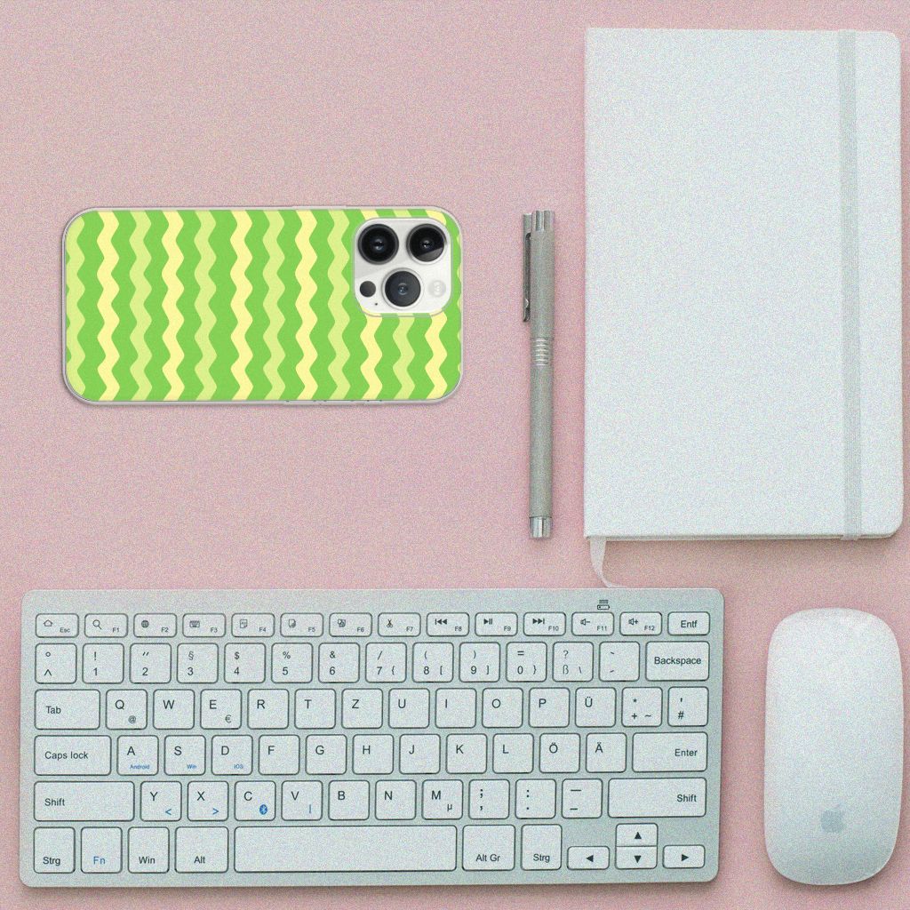 iPhone 13 Pro Max TPU bumper Waves Green op een bureau met keyboard en notitieboekje ✏️.